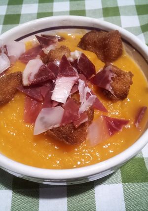 Una foto de Crema de calabaza y calabacín con picatostes y jamón