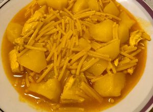 Foto principal de Caldillo de fideos gordos con pollo y patata