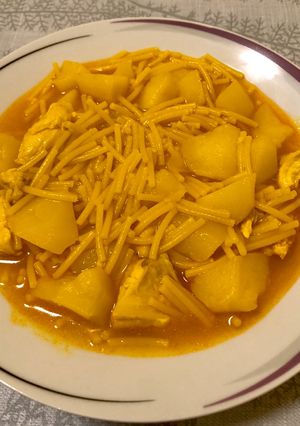 Una foto de Caldillo de fideos gordos con pollo y patata