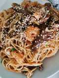 Pasta china con solomo y camarones
