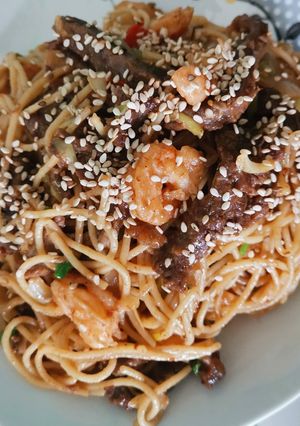 Una foto de Pasta china con solomo y camarones