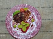 Una foto de solomillo de cerdo en salsa mostaza