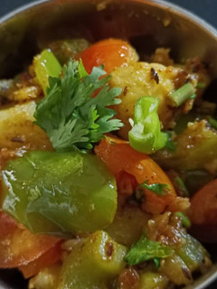 આલુ સિમલા મિર્ચ શાક (Aloo Capsicum Marcha Shak Recipe In Gujarati) રેસીપી મુખ્ય ફોટો