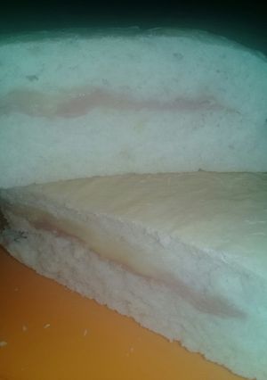 Una foto de Pan relleno jamón y queso