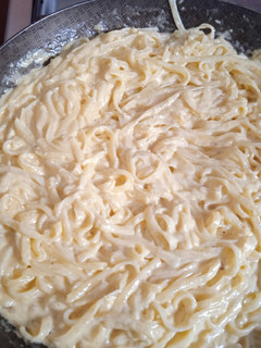 Una foto de Nidos con símil salsa Carbonara 🧀🥚🧀🥚🧀🥚