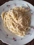 Pasta con bechamel y queso