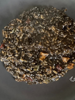 Una foto de Arroz negro en olla GM