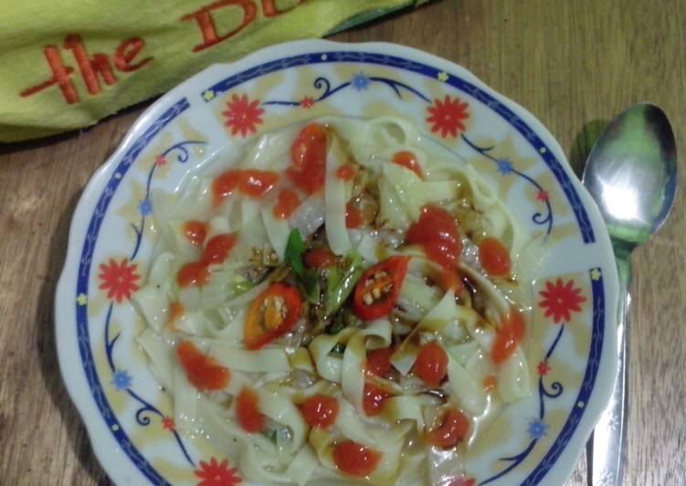 miepisapuku praktis (mie pipih sawi putih kuah)
