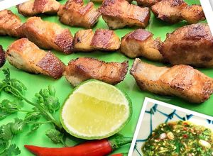 Hình của món Ba rọi chiên, chấm mắm ngò.