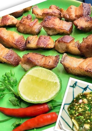 Hình của món Ba rọi chiên, chấm mắm ngò.