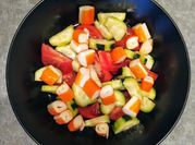 Una foto de ensalada de tomate con surimi
