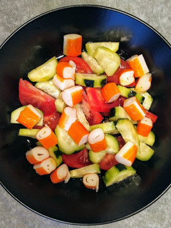 Una foto de Ensaladita de tomate, pepino y surimi