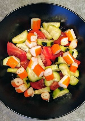 Una foto de Ensaladita de tomate, pepino y surimi