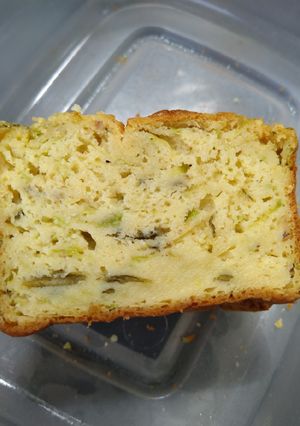 Une photo de Cake courgette salicorne curcuma