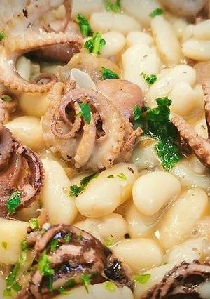 Una foto de Pulpitos al ajillo con alubias blancas