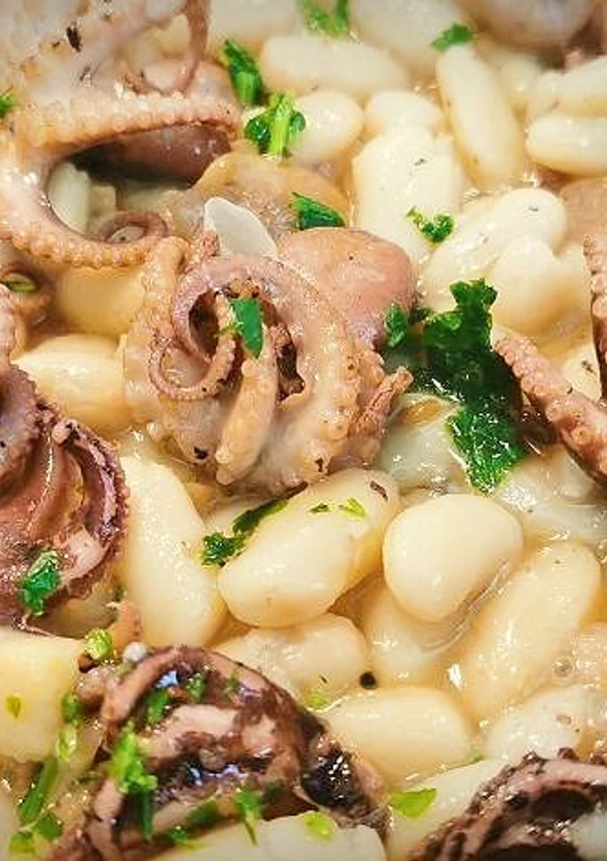 Una foto de Pulpitos al ajillo con alubias blancas