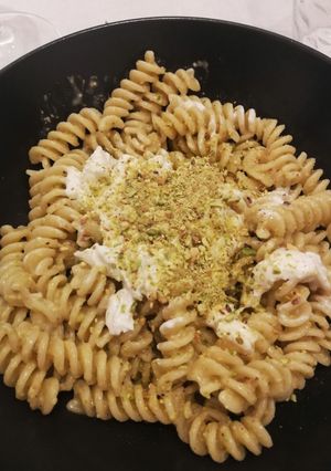 Foto di Pasta con pesto di pistacchi e burrata