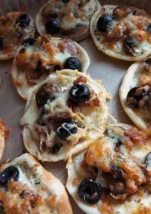 Une photo de Mini pizza à la crème fraîche et viandes hachée, champignons et olives à l'air fryer