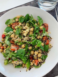 Una foto de Ensalada de quinoa y garbanzos