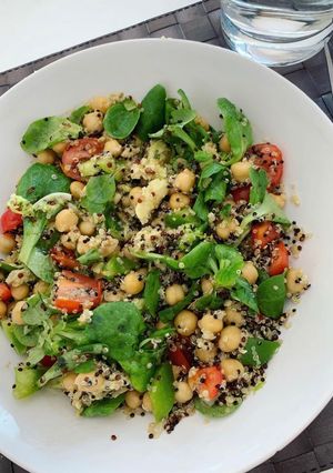 Una foto de Ensalada de quinoa y garbanzos