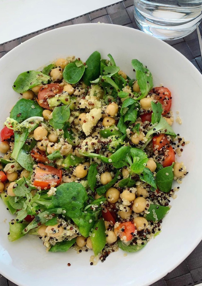 Una foto de Ensalada de quinoa y garbanzos