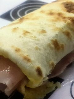 Una foto de Rollo de omelette en tortilla