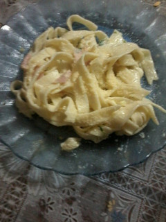 Una foto de Fideos con salsa de crema verdeo y jamón