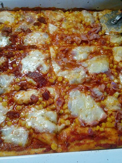 Tepsis kukoricás, sonkás pizza, mozzarella sajttal.... recept fotója