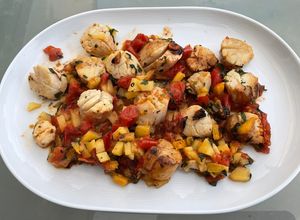Une photo de Noix de Saint Jacques aux tomates, ananas et coriandre
