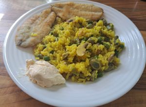 Una foto de Arroz con verduritas y bacaladilla o perlita