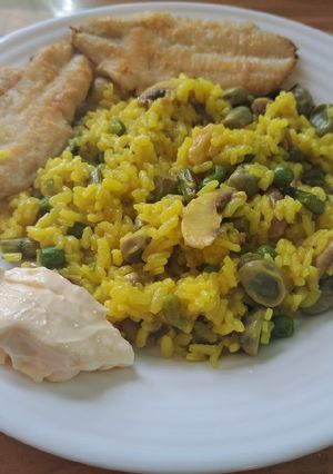 Una foto de Arroz con verduritas y bacaladilla o perlita