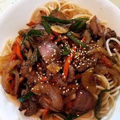 Sauted Pork liver, onion and chili over pasta 辣椒洋葱猪肝盖浇面 A picture of Sauted Pork liver, onion and chili over pasta 辣椒洋葱猪肝盖浇面.