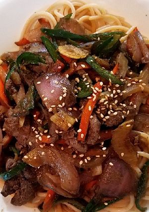 A picture of Sauted Pork liver, onion and chili over pasta 辣椒洋葱猪肝盖浇面.