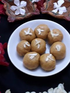 बेसन के लड्डू(Besan ke laddu recipe in Hindi) रेसिपी मुख्य फोटो