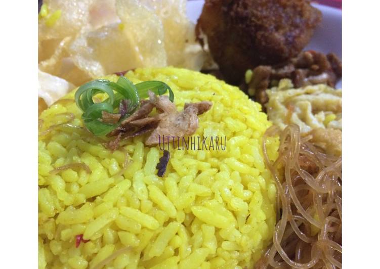 15. Nasi Kuning Mudah dengan Rice Cooker untuk Pemula
