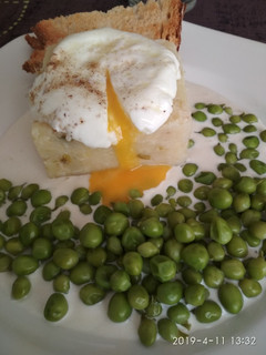Una foto de Bacalao con guisantes y huevo poché