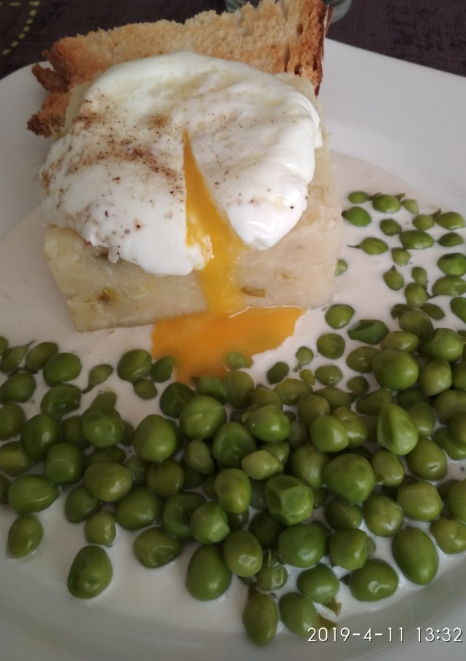 Una foto de Bacalao con guisantes y huevo poché