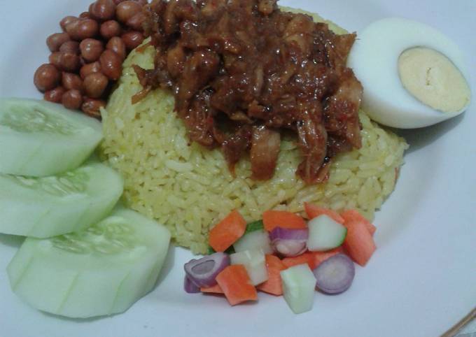 Bagaimana cara membuat Serundeng ayam Nasi kuning dijamin spesial