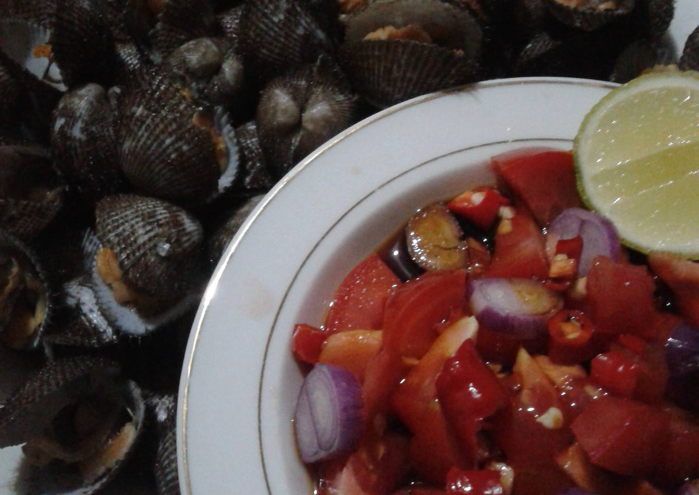Kerang rebus + acar tomat