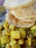 Luchi aaloo kopi chochori