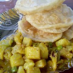 A picture of Luchi aaloo kopi chochori.