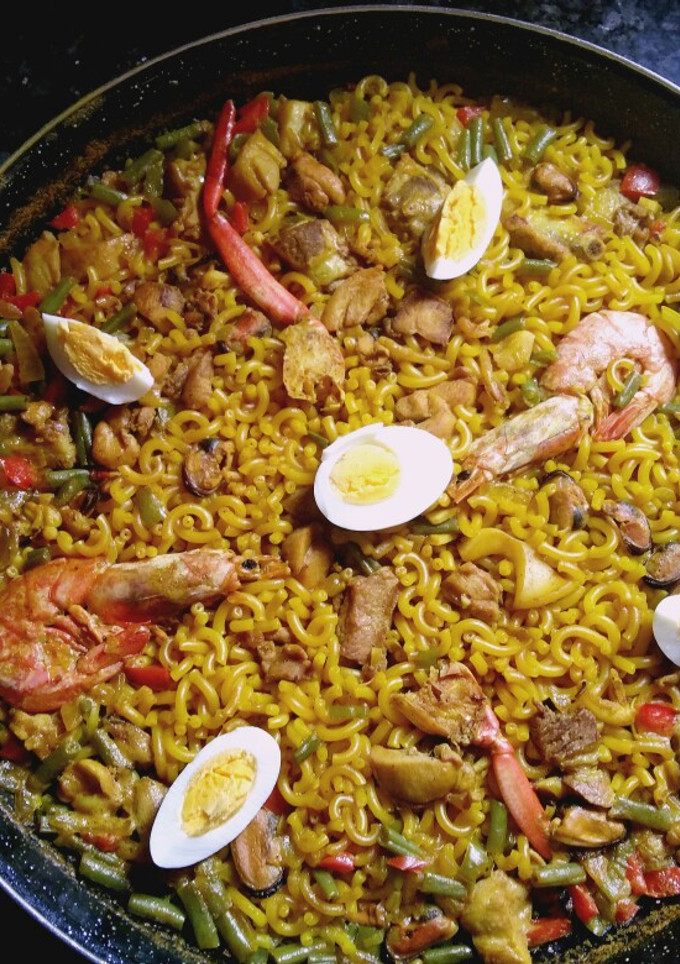 Una foto de Fideuá mixta
