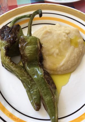 Zdjęcie przepisu Smażone papryki z puree z suszonego bobu.