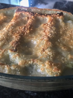Una foto de Canelones de espinacas, queso, jamón cocido, setas y piñones