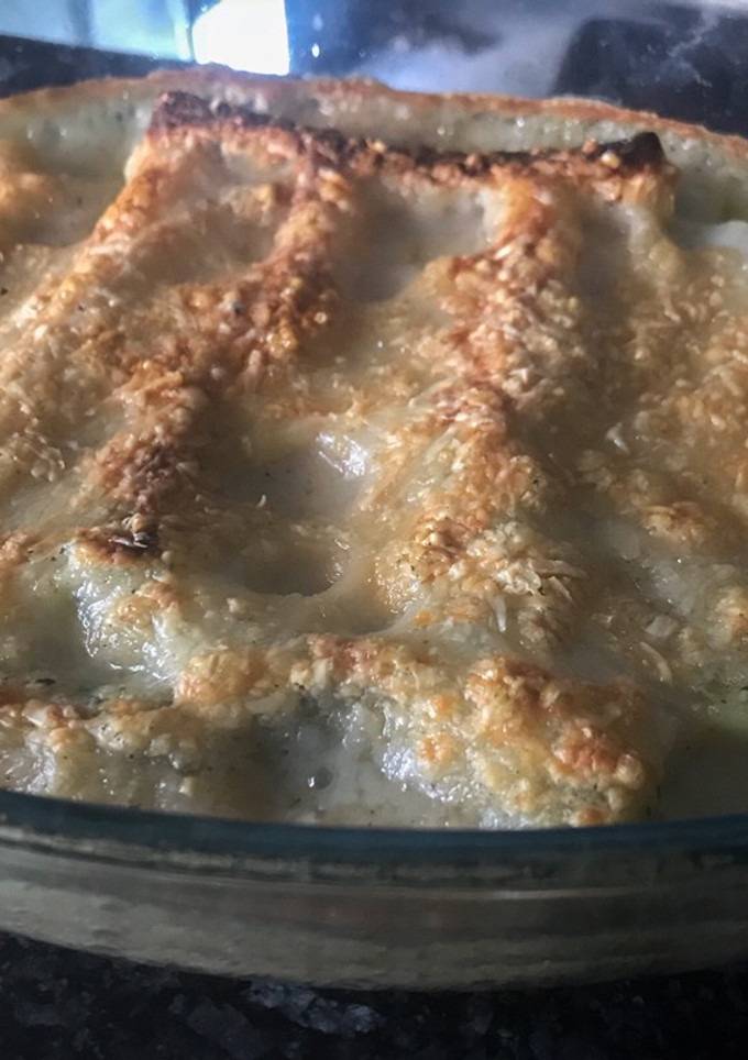 Una foto de Canelones de espinacas, queso, jamón cocido, setas y piñones