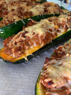Una foto de Calabacín gratinado relleno de carne