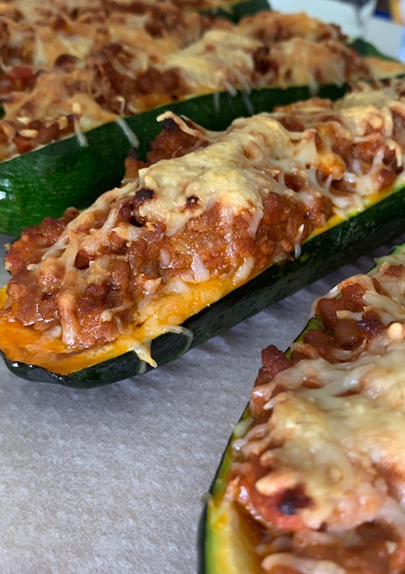 Una foto de Calabacín gratinado relleno de carne