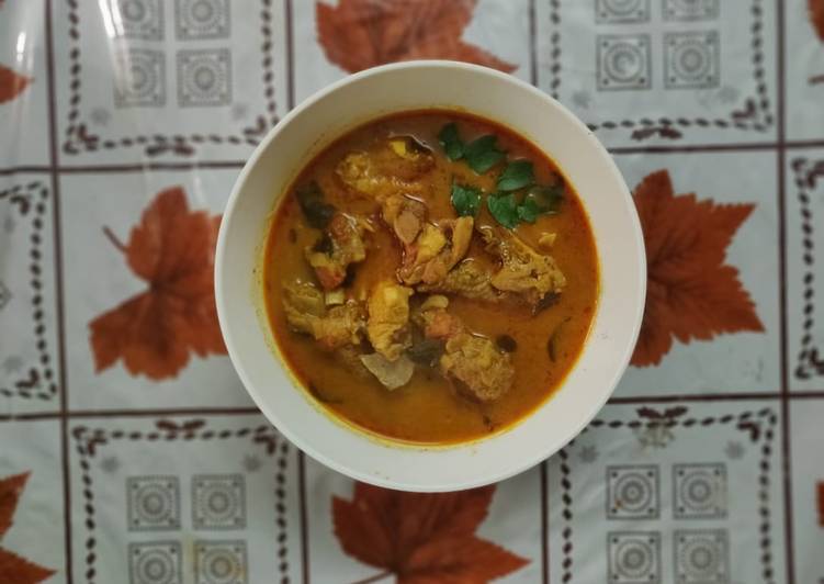 Naatu kozhi kulambu (Country chicken curry)