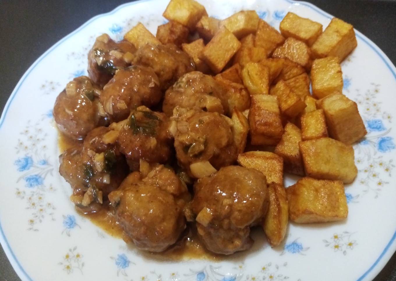 Albóndigas al ajillo