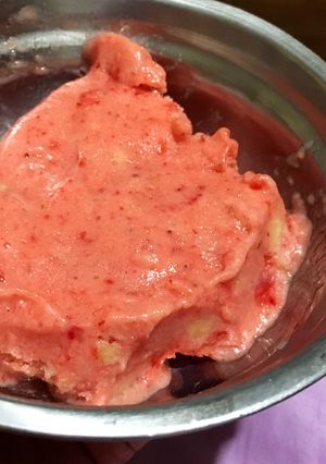 Una foto de Helado de Frutilla y Banana 🍌|🍓 Receta Saludable | 2 ingredientes